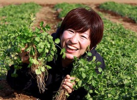 ���|�l���_�Ƃɓ]�g�A�b��̃p�N�`�[���̋@�Ŋ��H�u�ň��̕v�̑��E���]�@�Ɂv