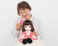 シニアの“人形遊び”、その心理とは？　話題の『あみちゃん』担当者明かす開発の真意「子どもの遊びとは本質的に違う」