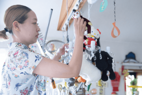 �g�ʂ�����݁h�̃V�����f���A�A�w�i�ɂ́g�o���h�ւ̑z�����u�̂Ă�ꂽ���̂ɃA�C�f���e�B�e�B���Ȃ������𓊉e�v