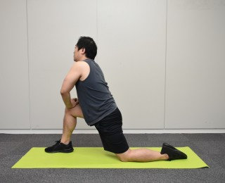 4. 腰をゆっくり落としながら重心をやや前に移動させる 5. 左足の腸腰筋が伸びているのを意識する 6. 反対も行う