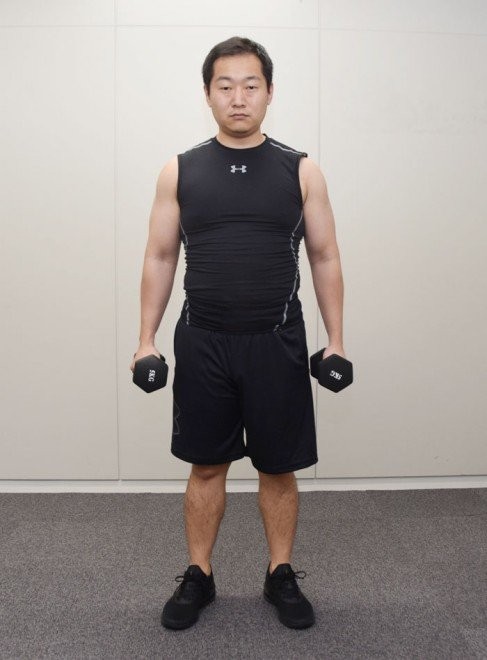1. 両手でダンベルを握る