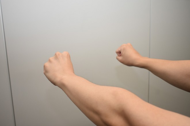 1. 両手を胸の前に突き出す 2. 両手を閉じる