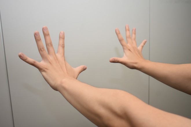 3. 勢い良く手のひらを広げる