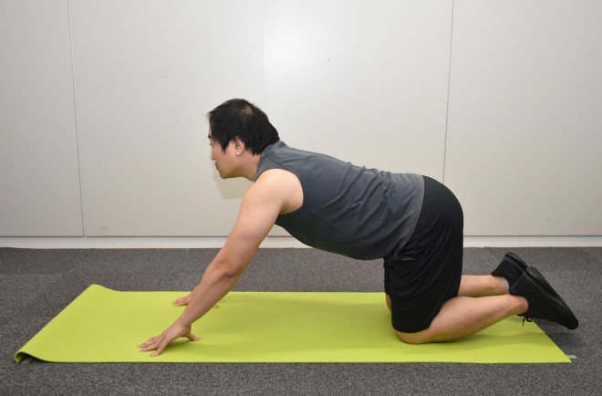 1. 床にマットを敷いてうつ伏せになる
