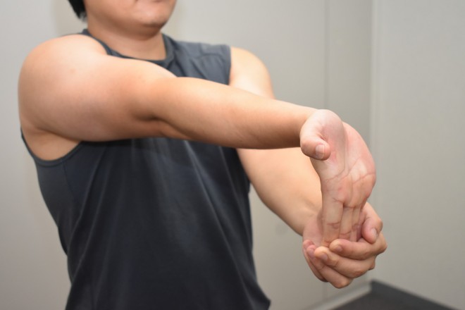 1. 右肘を伸ばして手のひらを上に向ける 2. 左手で右手の人差し指や中指を持って曲げる 3. 薬指や小指を持って曲げる