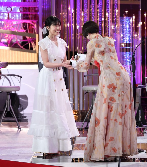 �i��̒��V�܂��݁i�E�j����ŗD�G�u�����Y���󂯎�����L���ˏ��i���j�iC�j�����ʐ^�L�ҋ���