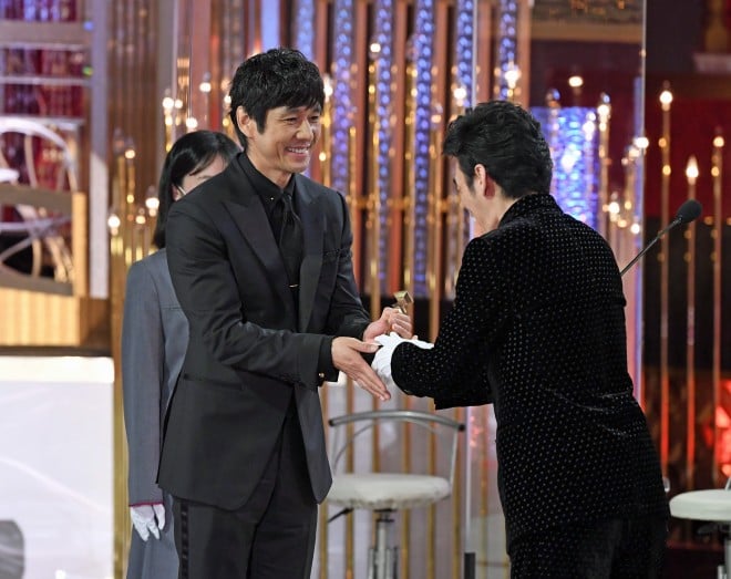 �O��̎�܎ҁE���Ȃ����i�E�j����ŗD�G�u�����Y���󂯎�鐼���G�r�i���j�iC�j�����ʐ^�L�ҋ���