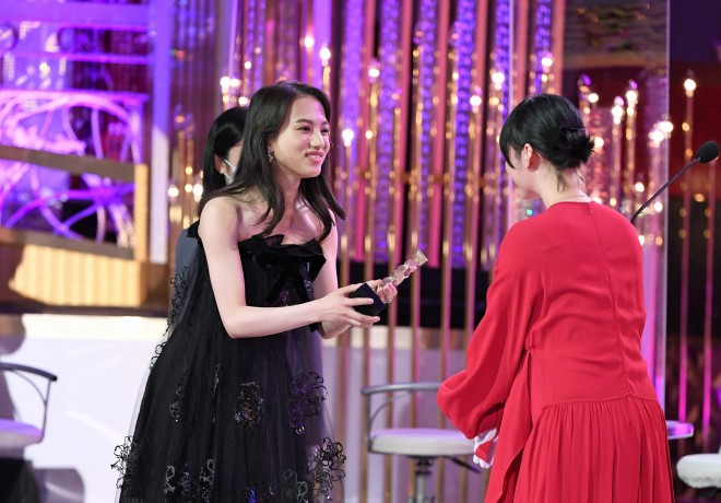 �O��̎�܎ҁE���؉؁i�E�j����ŗD�G�u�����Y���󂯎�鐴���ʖ�i���j�iC�j�����ʐ^�L�ҋ���