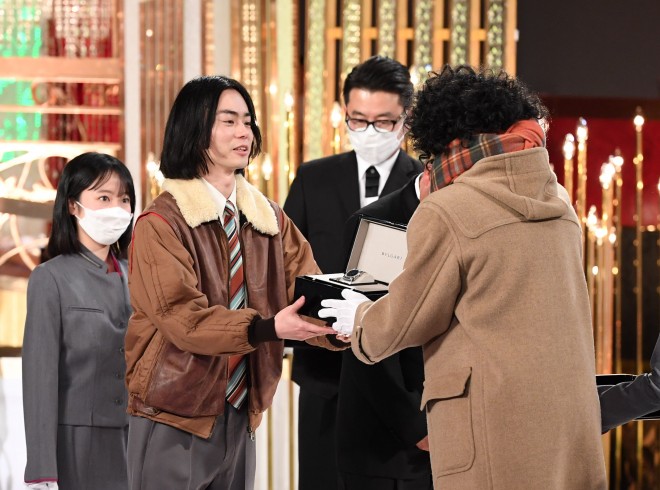 ���I�{����L�O�i���󂯎�鐛�c����iC�j�����ʐ^�L�ҋ���