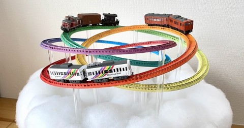 ファンタジックな鉄道ジオラマに1万いいね 雲の上を無限ループする“虹