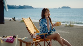 【CMまとめ】夏を先取り…深田恭子の美脚スラリなホットパンツ姿＆広瀬アリスがビーチで爽やかな白ワンピ姿を披露