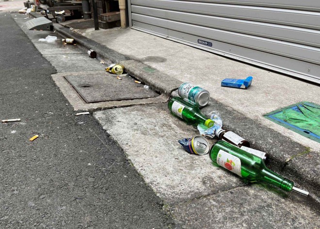 空き缶・空き瓶や吸い殻が散乱していた路上（写真提供：コソド）