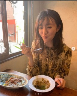 「写真は2ヶ月ぶりの外食で悶絶」Instagramより（@marika_matsumoto）