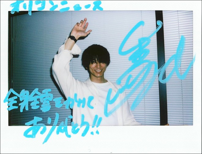 仮面ライダーリバイス』門田ヒロミ役・小松準弥さん直筆サイン入り