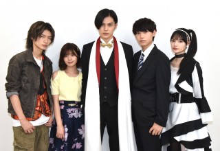 『仮面ライダーギーツ』キャスト5人直筆サイン入りチェキ | ORICON NEWS