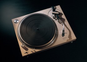 �q�b�v�z�b�v�̑n���Ɣ��W�Ɋ�^�������{�����R�[�h�v���[���[�̌��с@�g�ӏ܋@�ށh���g�y��h�ɕς���50�N�Ԉ�����閼�@�Ƃ́H