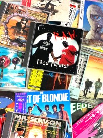 ����������CD�̔����I���c�l�ς�肷�鑶�݉��l�ACD����������\���́H