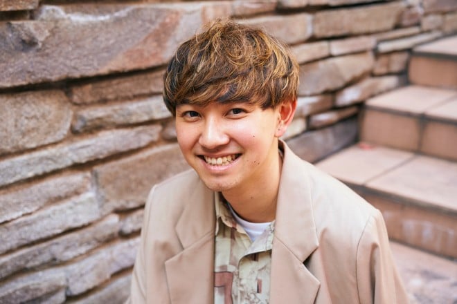 �C���^�r���[�ɏΊ�ŉ�����{�삳��B�u�V�����������y���݂����v�Ƙb���B