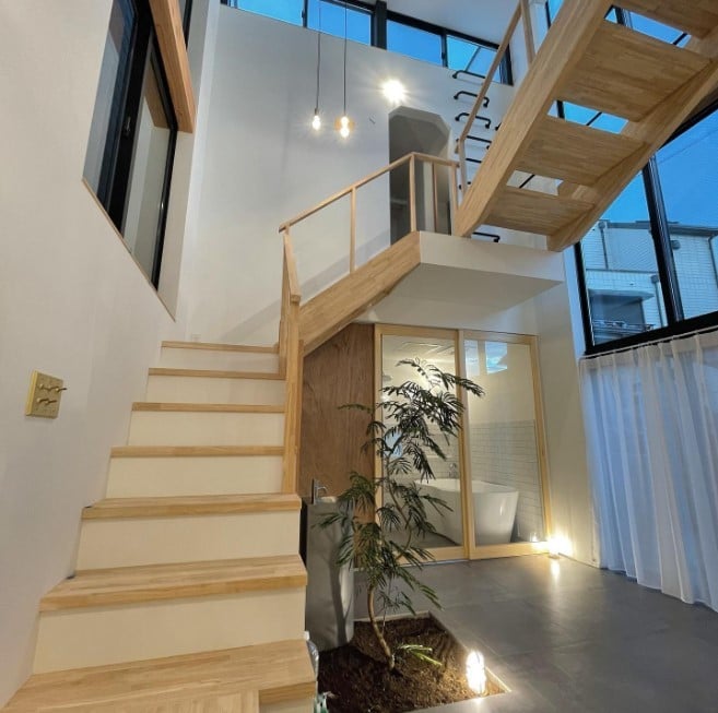 �K���X����̃o�X���[���I�����C���1.5�K�̓g�C���ƃt�@�~�N���B�g�C����1�K�̊K�i���ɂ��B�i�ʐ^�^@juju_home35���j