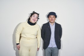 ����񃌃g���B�o�@�~���Θa�\�ēw�Ɉ������x�B�e����2�l�𒼌��C���^�r���[