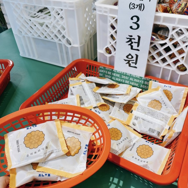 매장에는 약 300엔으로 3가지 품목을 선택할 수 있는 캔디 코너가 있습니다.  구운 과자(꿀과 밀을 굳혀 만든 전통 과자)가 현재 한국에서 조금씩 부활하고 있습니다.  은은한 단맛이 있고 맛있기 때문에 추천합니다.