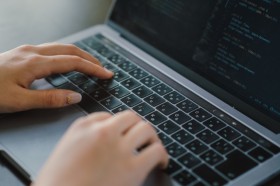 �u���G�Ŗ��c�v�C���^�[�l�b�g����̖��_�A���Ƃɕ��������v���o�C�_�[�I��