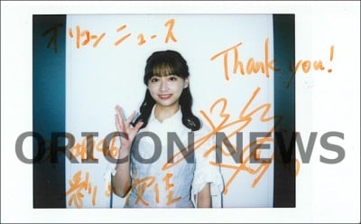 1st写真集『知らないことだらけ』発売 日向坂46影山優佳さん直筆サイン入りチェキ | ORICON NEWS