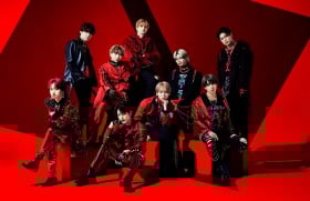 �f�r���[���̃t���b�V���������ρABLACK IRIS�̃��W���[2nd�V���O���́g���傢���h�@9�l�̃Z�N�V�[�Ȏp�ɏ���