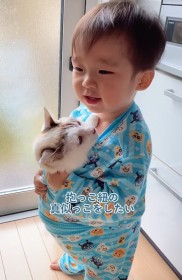 抱っこ紐のまねっこをしたい1歳児、愛猫を抱きかかえる姿に反響