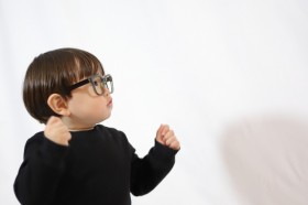 「子どもの近視」が急増…スマホや動画視聴も影響、「メガネをかければいい」では済まないワケ【眼科医監修】