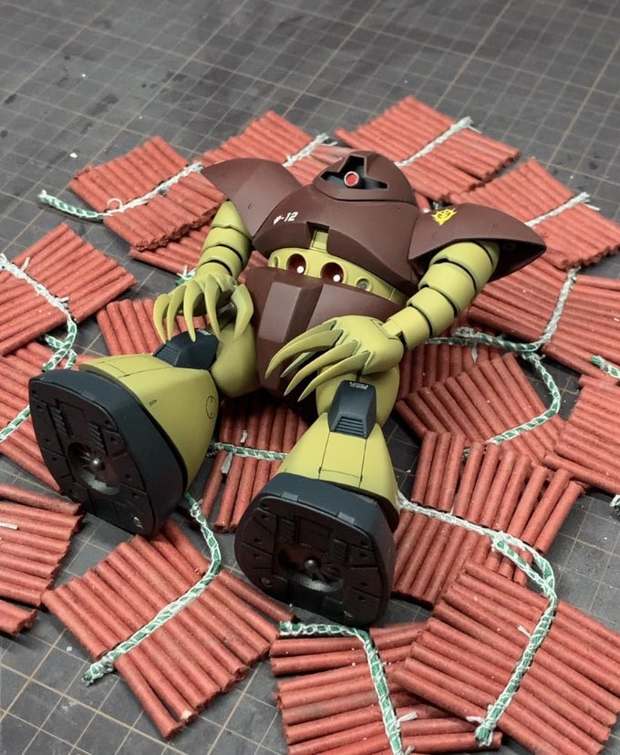 ガンプラに爆竹…究極のウェザリング“爆破表現”モデラーが進化、新境地