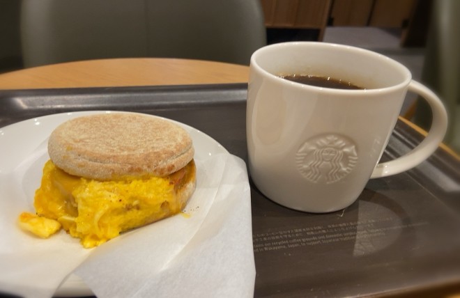 お得】「スタバ飲みたいけど高い…」そんな人に朗報、サイズアップに