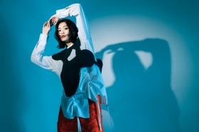 Z世代に人気のシンガー・20歳の三阪咲、新曲は自作詞のネオレトロポップ「昭和に生きたいとは思わない」理由とは