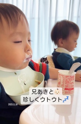 【キッズ】双子兄がおやつ中に眠ったら…弟の計画的すぎる犯行に20万再生「頭脳犯ｗ」