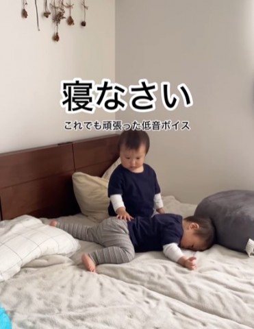 【キッズ】1歳双子、ママの怒りを演技でかわす連携プレイに36万再生