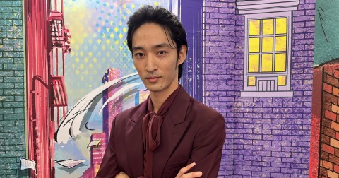 上杉柊平、モデル並みスタイルで全身“えんじ色”クセ衣装着こなし　ドラマ『マル秘の密子さん』出演【オリコン　ライターズ】