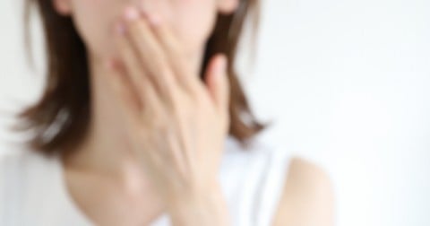 つぶすと危険？　“あそこ”にできるニキビみたいな毛嚢炎…原因と正しい対処法とは【医師解説】