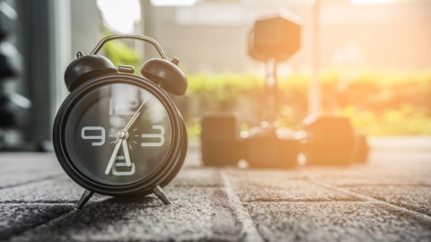 朝の筋トレでパフォーマンスを最大化！忙しい人でも続けられる方法【プロが教える筋トレ】