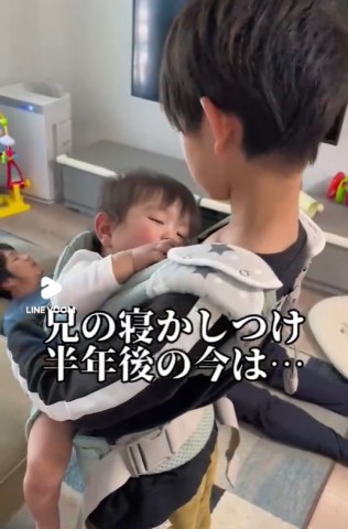 11歳差兄弟、小さな弟を寝かしつける小６長男の姿に「めちゃくちゃ平和な世界」