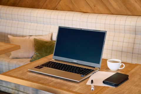 【編集部レビュー】外出先や移動中でも快適！いつでもすぐにネット接続できるLTE通信対応ノートパソコン「mouse B5-I5I01SR-B」の実力とは？