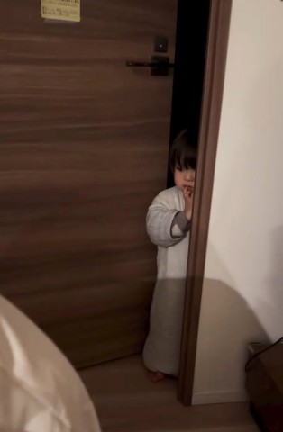 【キッズ】寝たはずの2歳児が寝室から出てきて…!?「こんなん言われたら…！」