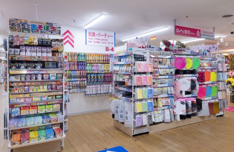 “推し賽銭箱”、“痛バッグ”…ファン心をくすぐるダイソーの推し活グッズ「9割が自社開発だからこそ誰もが推し活担当に」