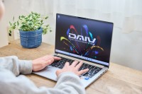 �y�ҏW�����r���[�z�u�����h�Ōy�ʂ�1Kg�����I�C�y�ɃN���G�C�e�B�u���y���߂�A�N���G�C�^�[����PC�uDAIV Z4-I7I01SR-A�v�Ƃ́H