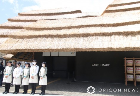 ���R�O�����v���f���[�X�̃V�O�l�`���[�p�r���I���uEARTH MART�v(C)ORICON NewS inc.