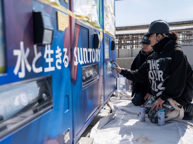 自動販売機を「キャンバス」に見立てて描く