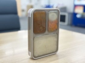 「ヤバいお弁当箱を見つけた…」立てて運べる弁当箱は、汁物を入れてもこぼれない？　通勤1時間かかるOLが徹底検証