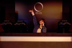 ※特別に許可を得てDJブースで撮影させてもらいました