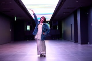 天井には27メートルのLEDパネルが仕込まれている
