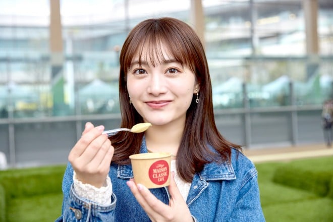 駅構内にある「MAISON CLASSIC CAFE」で購入したジェラートなど飲食も可能