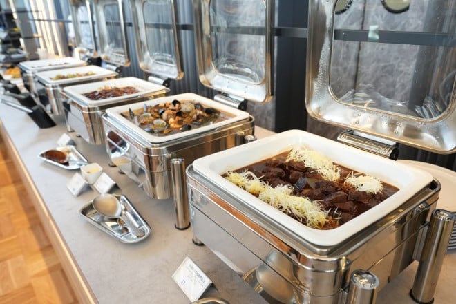 「牛ほほ肉の和風煮込み」「ブイヤベース」など本格的なメインディッシュも